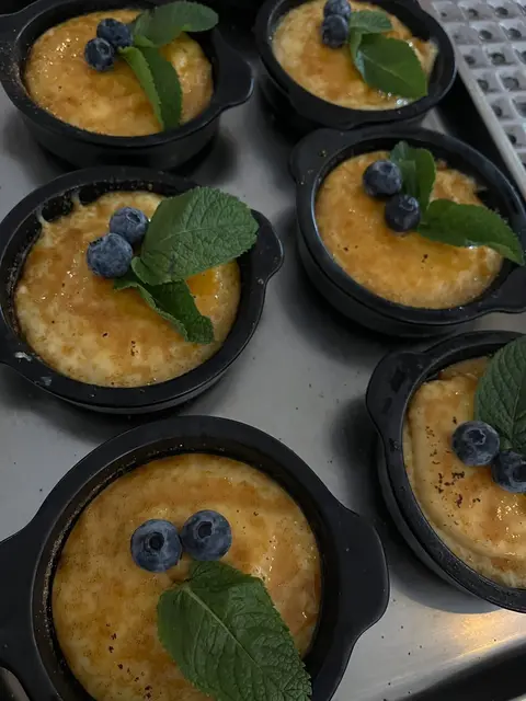 Crème brûlée mit Heidelbeeren und Minze im Café Heidelberg Hildesheim